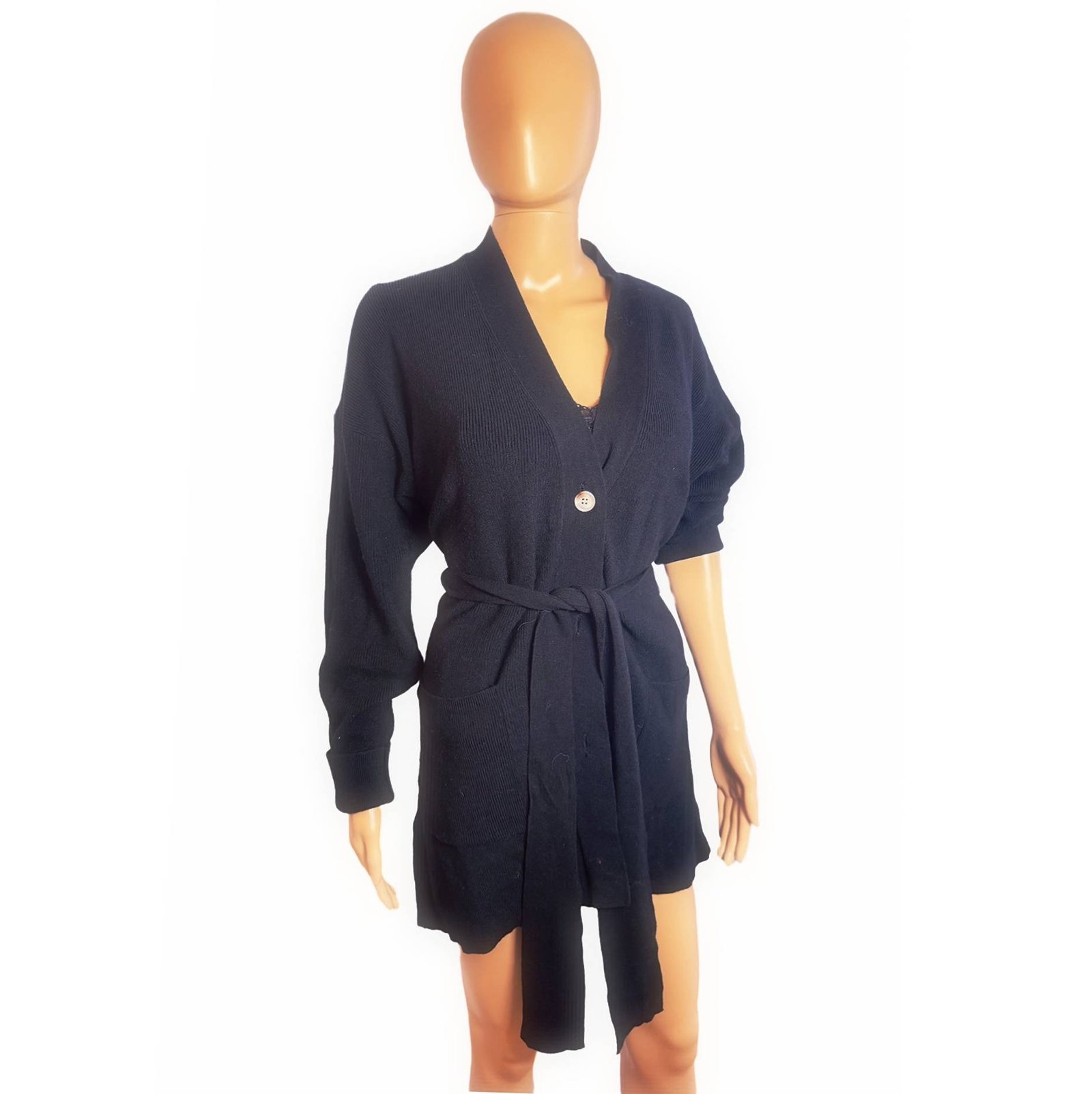 DÁMSKY SVETER CARDIGAN NA GOMBIKY S OPASKOM CIERNY 2 Dámsky sveter cardigan na gombiky s opaskom cierny