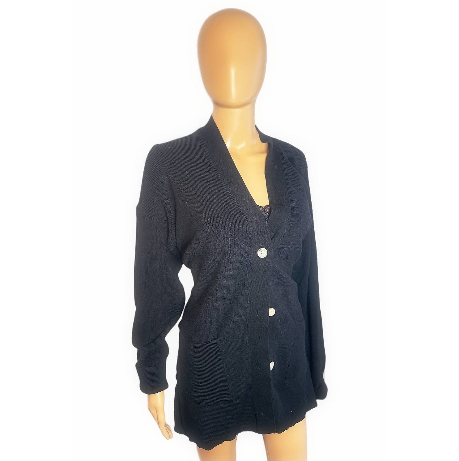 DÁMSKY SVETER CARDIGAN NA GOMBIKY S OPASKOM CIERNY 3 Dámsky sveter cardigan na gombiky s opaskom cierny – Obrázok 2