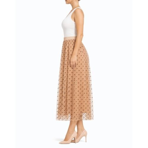 Béžová tylová midi sukňa s čiernymi bodkami na modelke