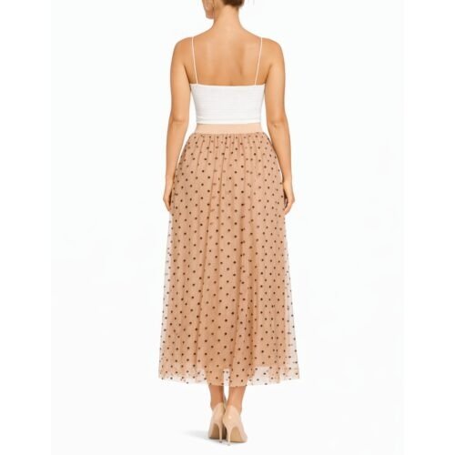 Béžová tylová midi maxi sukňa s čiernymi bodkami na modelke