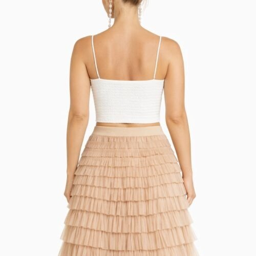 Detail bieleho korzetového topu s tylovou vsadkou vo výstrihu na modelke