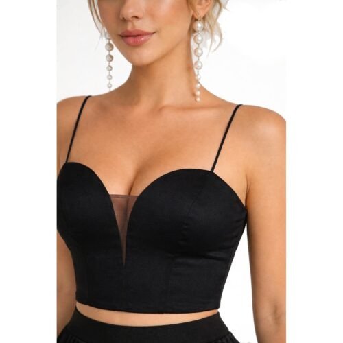 Detail bieleho korzetového topu s tylovou vsadkou vo výstrihu na modelke