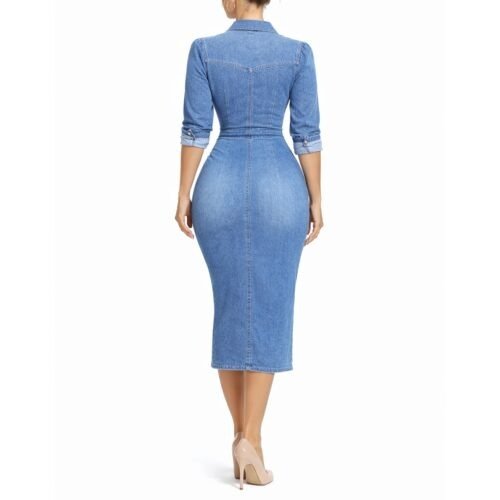 Žena v stredne modrých džínsových midi košeľových šatách s 3/4 rukávmi a gombíkovým zapínaním.