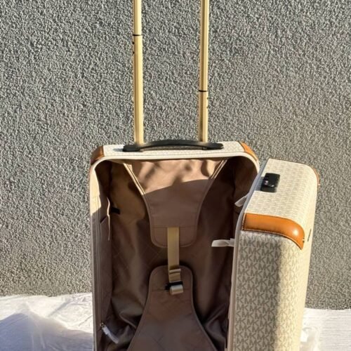 Michael-Kors-Signature-Vanilla-Hard-Shell-Suitcase kufor