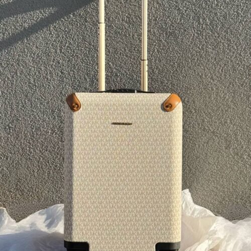 Michael-Kors-Signature-Vanilla-Hard-Shell-Suitcase kufor